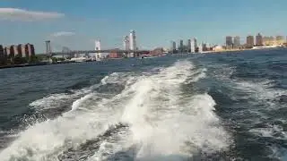 По East River на пароме
