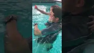 Первая тренировка Лёши в бассейне 
