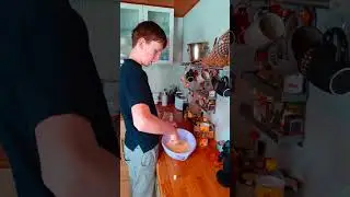 Делает блины. Полезный дофамин! 