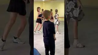While the girls dance, Vlad also dances along😅😌😅 