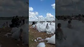 Пенное веселье на пляже 🫧🫧🫧