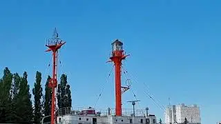 На катере мимо музея мирового океана