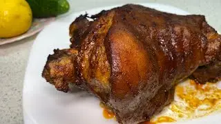 Сочная свиная рулька, запеченная в духовке.
