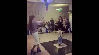 Миленькая цыганка танцует красиво 🥰🌹🎶