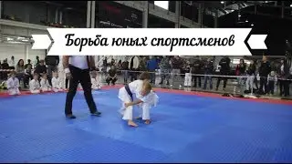 Борьба юных спортсменов