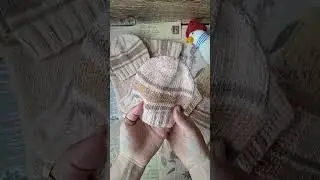 комплект вещей из колючей шерсти: жилет, шапочка и носочки