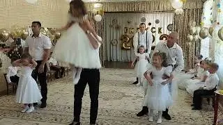 Вальс на випускному тато і дочка