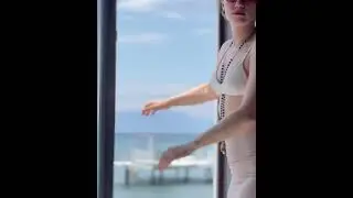 Melisa Şenolsun deniz manzarasının tadını çıkarıyor