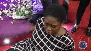 L'HOMME DE DIEU DÉTECTE UN ESPRIT QUI VIENT DE GABON QUI EMPÊCHE CETTE FEMME DE RÉUSSIR