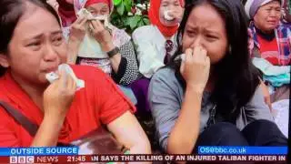 BBC reporter accepts hugs with smiles whilst listening to beheading calls of execution from Muslims