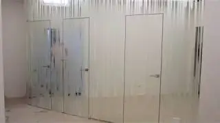 Двери скрытого монтажа со стеклянным полотном