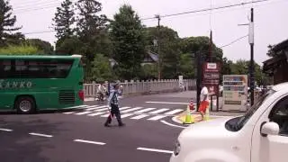 Нара, регулировщик на дороге