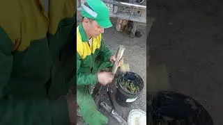 даже не стесняется