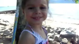 laura brincando na areia ilhabela