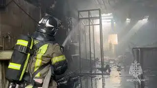 В центре Астрахани 19 огнеборцев тушат крупный пожар
