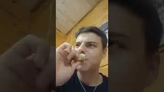 просто ем хлеб