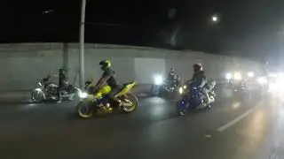 Un pensamiento de un joven motociclista