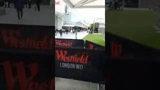 Premier League fans warming up for Leicester City and Fulham at Craven Cottage nearby. ⚽🏟️🥅🇬🇧