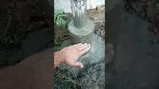 Бетонируем столб для забора.