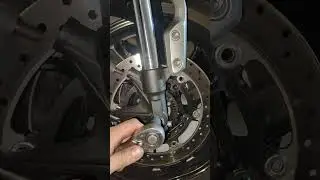 XSR900 поймал яму погнул диск, вилку и ось!!!