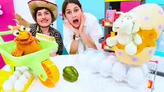 Kız oyunları. Marketçi Ayşe ve Çiftçi Ümit - DEV yumurtadan oyuncak dinozor çıkıyor! Eğlenceli video