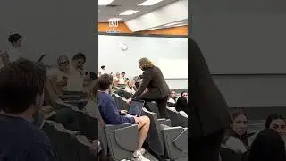 Professor wakes up sleeping students singing emo music 🤣 ⁠ (🎥: TT/ matthewcpittman)⁠