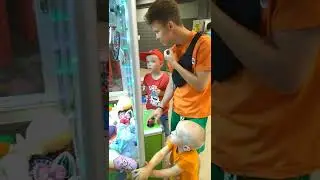 Игровой автомат# мои тройняшки хотели вытащить игрушку, не получилось😭🤔😀