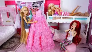 Barbie doll morning bedroom routine. Life at Rapunzel and Ariel's Dream House