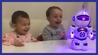 Oyuncak Robot Robotto Aldık Oynuyoruz | Eğlenceli Çocuk Videoları