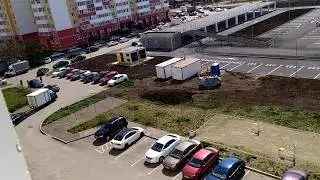 Люди Гуляют на СТОЯНКЕ для машин 4 апреля 2020
