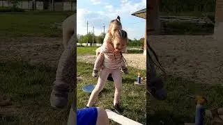 Машка катает Ксюху на косе 