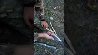 нож gerber bear grylls paracord fixed blade работа по дереву.