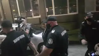 Дариткова излиза от БНТ след като десетки протестиращи и чака да излезе от участието си в Панорама
