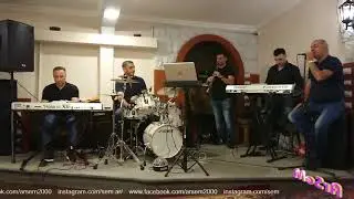 Иногда музыканты выступают для себя)