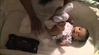 HOW TO CHANGE A BABY'S DIAPER, VERY QUICKLY!