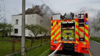 Požár střechy rodinného domu v Ostravě-Nové Bělé likvidovaly tři jednotky hasičů, 6.5.2021