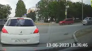 Мама с детской коляской на переходе Дружбы-40 лет Победы.
