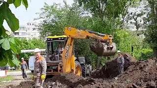 экскаватор копает землю работа