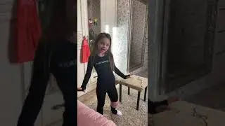 Милана учит садиться на шпагат