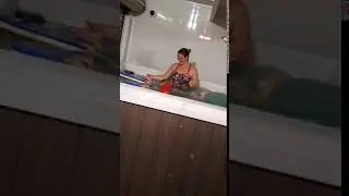Ната плавает