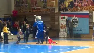 Дети издеваются над Волчонком Ди