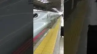 N700 Shinkansen arrival - stand behind the yellow line!