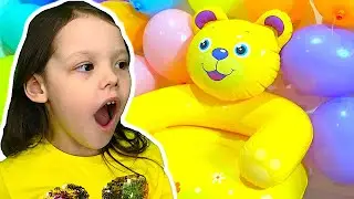 Настя и Катя весело играют с цветными шариками | Color song