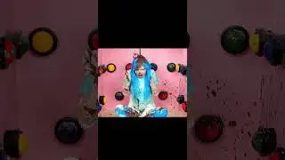 клоун наливает шоколад