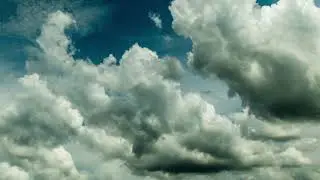 Небесная медитация - красивейшие облака плывут по голубому небу