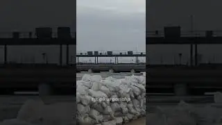 Шлюзы на дамбе почти скрыло 