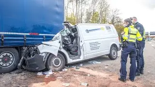 21.11.2022 - Transporter kollidiert mit stehendem Sattelzug