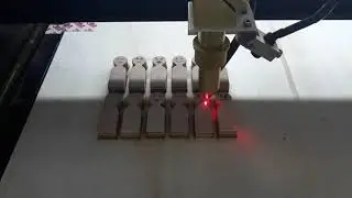 Gravírovanie laserom na drevené hracie figúrky