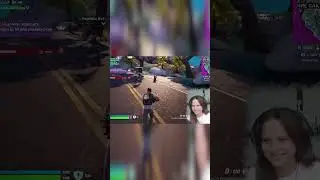 девушка первый раз играет в FORTNITE   