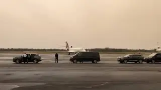 Arrivée du Falcon présidentiel à Angers-Marcé